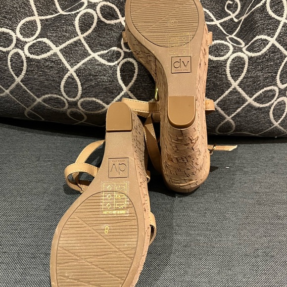 Dolce Vita Cork effect, Thong Wedge Sandal with gold accents, Never Worn… - Picture 6 of 14
